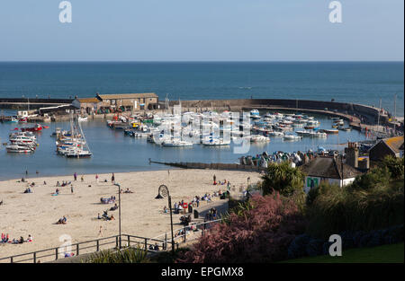 Blick vom über Lyme Regis Maiskolben und der Strand von Langmoor und Lister Gärten. Stockfoto