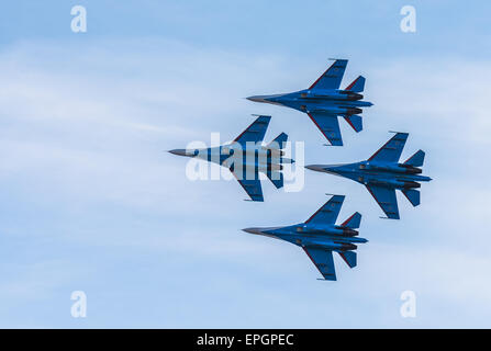 Silhouetten der russischen Kämpfer Flugzeuge SU-27 in den Himmel Stockfoto