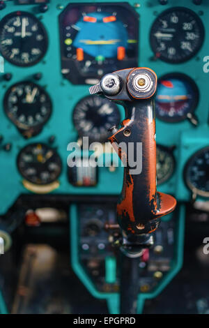 Frontalansicht des Steuerknüppels im Cockpit des großen Retro-Passagier-Hubschrauber. Geringe Schärfentiefe. Geringe Schärfentiefe f Stockfoto