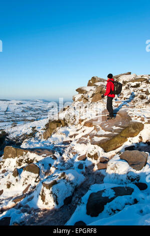 Walker im Schnee genießen Sie Blick von Bosley Cloud & Cheshire aus The Roaches, Peak National Park, Staffordshire, England. Stockfoto