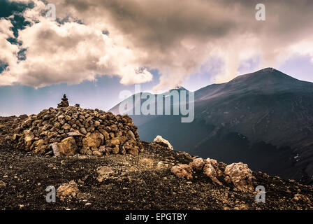 Ätna in Sizilien-Ätna. Der Blick von der vulkanologischen Observatorium des Piano Delle Concazze.The Pracht der dampfende Gipfelkrater. Stockfoto