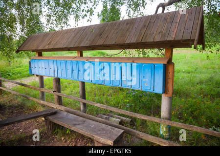Alte rostige blau Postfächer in einer Reihe, kleinen russischen Dorf Stockfoto