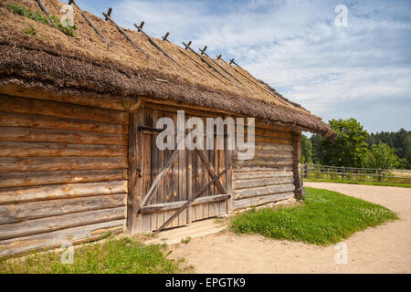 Russische ländliche Holzbaukunst beispielsweise alte Scheune mit verschlossenen Tor Stockfoto