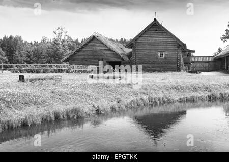 Russische ländliche Holzbaukunst Beispiel, alte Häuser auf dem See Küste, schwarz / weiß Foto Stockfoto