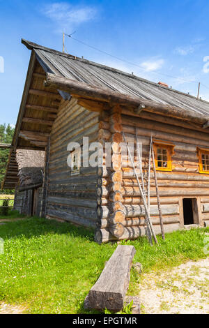 Russische ländliche Holzbaukunst Beispiel steht alte Bank in der Nähe von Haus Stockfoto