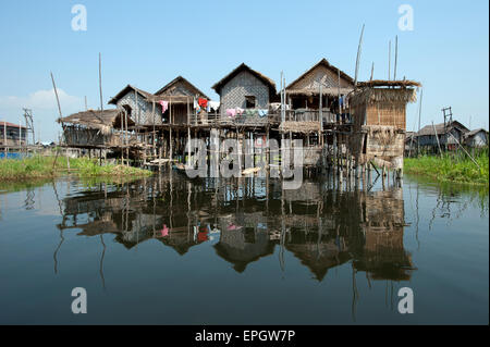 Holz- Gestelzt Häuser eines Dorfes warf einen Reflexion in den ruhigen Wassern der Inle Lake Myanmar (Birma) Stockfoto