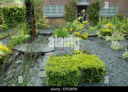 2015 RHS Chelsea Flower Show Pressetag, Royal Hospital Chelsea, London, UK. 18. Mai 2015. Der große Chelsea Garden Challenge Wettbewerb Sieger Garten, gesponsert von der RHS, entworfen von Sean Murray. Bildnachweis: Malcolm Park Leitartikel/Alamy Live-Nachrichten Stockfoto