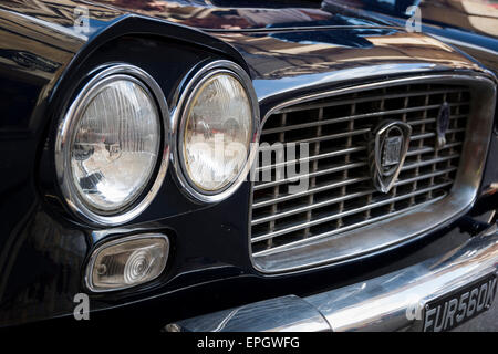 Vordere geparkt der alten Lancia auf der Bristol italienische Automoto-Messe. Scheinwerfer und Kühlergrill zu zeigen. Stockfoto
