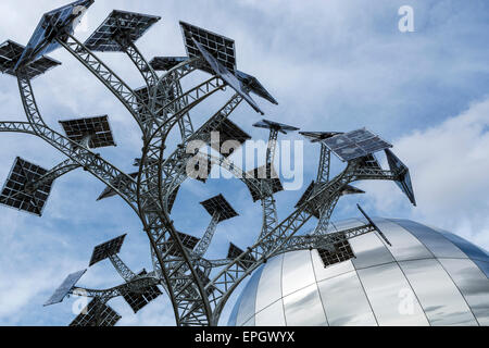 Die Energie-Baum, ein Solar-Panel-Kunst-Installation auf Bristols Millennium Square. Es verfügt über WLAN und Telefon Ladepunkte. Stockfoto