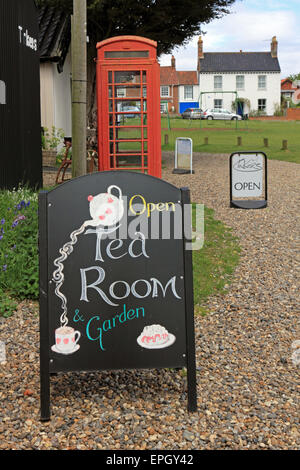 Teestube öffnen Schild am Walberswick Suffolk England UK Stockfoto