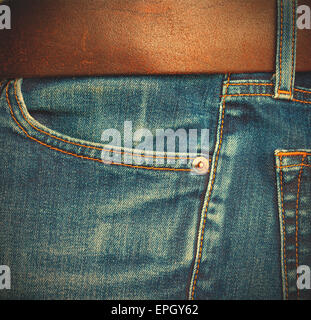 blaue Jeans mit Gürtel, Nahaufnahme Stockfoto