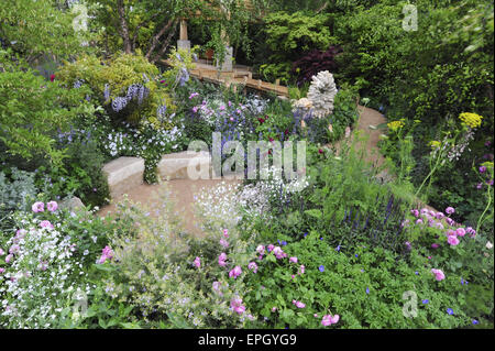 London, UK. 18. Mai 2015. Sentebale – Hoffnung auf Anfälligkeit Garten auf der Chelsea Flower Show. Im Garten wurde inspiriert durch die Sentebale Mamohato Kinder im Zentrum einer Einrichtung, die hilft, gefährdete Kinder in Lesotho. Helle Farben tanzen durch den Garten seine harte Landschaftsbau Verbindungselemente mit native Umwelteigenschaften von Lesotho. Bildnachweis: Michael Preston/Alamy Live-Nachrichten Stockfoto