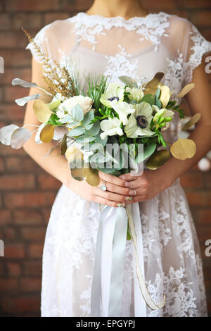Ungewöhnliche Hochzeit Bouquet im retro-Stil in Händen einer Braut Stockfoto