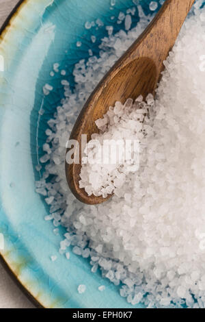 Meersalz in blau Schüssel Stockfoto