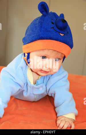 Der vier Monate junge in dem blauen Hut Stockfoto