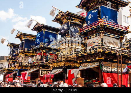 Massiver Yama schwebt beim Haritsuna-Schreinfest im Frühling in Inuyama, Japan. Jede mit einer mechanischen Marionette im Inneren, karakuri. Stockfoto