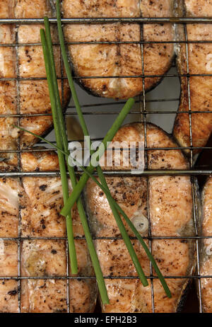 Lachs ein Grill mit einem grünen Zwiebeln Stockfoto