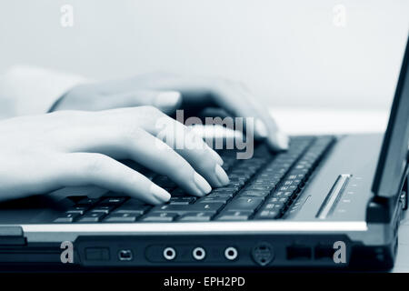 Weibliche Hände Tippen auf der Computertastatur Stockfoto
