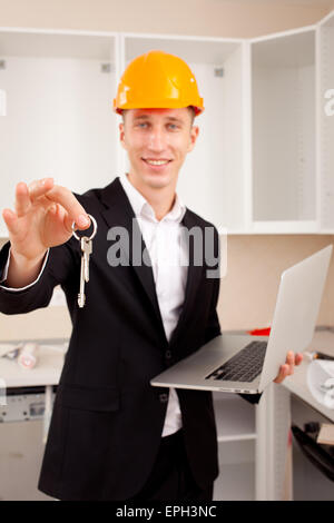 Ingenieur mit Wohnungsschlüssel Stockfoto