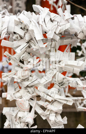 Viele Omikuji-Papierverlutscher, die an Strings gebunden sind, stemmen sich während des Neujahrsfestes im Yasaka Shinto Shrine in Kyoto über das Gerüst. Stockfoto