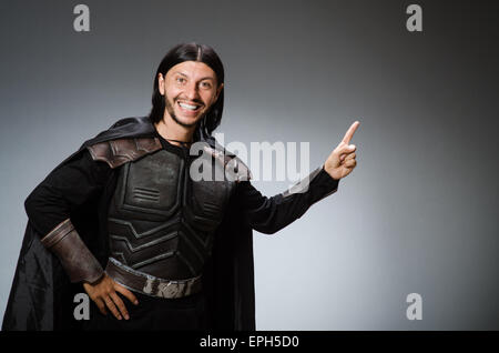 Lustige Ritter vor einem dunklen Hintergrund Stockfoto