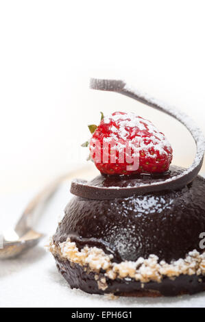 frische Erdbeeren Mousse au Chocolat in weiß mit silbernen Löffel Stockfoto