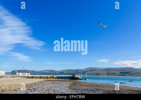 Der Pier in Beaumaris Blick über die Menaistraße, Snowdonia in der Ferne, Anglesey, Wales, UK Stockfoto