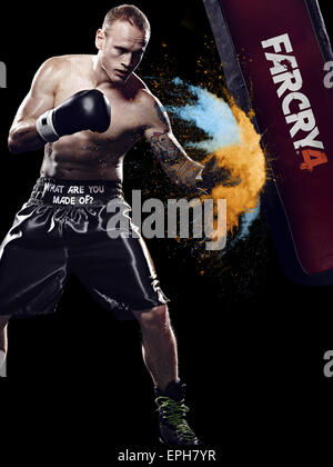 Eine explosive Fotoshooting zur Feier der Einführung von Far Cry 4, vor seinem großen Kampf am 22. November in Liverpool Echo Arena teilgenommen englischen Super-Mittelgewichts-Box-Star George Groves.  Mitwirkende: George Groves wo: London, Vereinigtes Königreich bei: Kredit-12. November 2014: Anthony Stanley/WENN.com Stockfoto