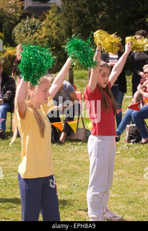 Junge Cheerleader erklingt in einem Mai Messe, Oakhanger, Hampshire, UK. Stockfoto