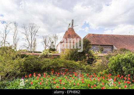 Oast House at Great Dixter, ein Landhaus von Edwin Lutyens und Garten von Christopher Lloyd, Northiam, East Sussex, im Frühjahr Stockfoto