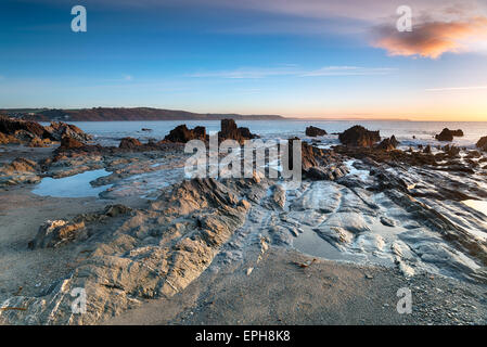 Bei Ebbe am Strand von Hannafore in Looe in Cornwall Stockfoto