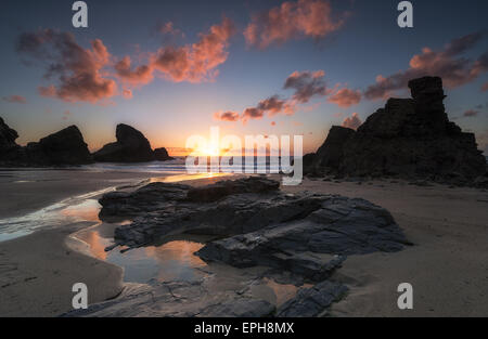 Dramatischen Sonnenuntergang am Felsen Stacks am Porthcothan Bay in der Nähe von Padstow in Cornwall Stockfoto