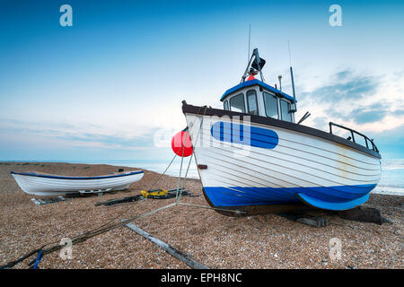 Angelboote/Fischerboote am Strand von Dungeness in Kent Stockfoto