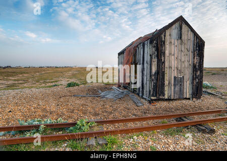 Ein verlassenes Fischerdorf Hütte auf einem Kiesstrand in Kent Stockfoto