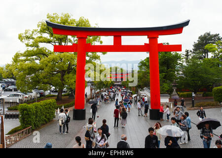 Japaner und Touristen geben Sie Fushimi-Inari-Schrein in Kyoto. Stockfoto