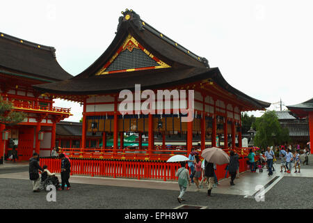 Japaner und Touristen geben Sie Fushimi-Inari-Schrein in Kyoto. Stockfoto