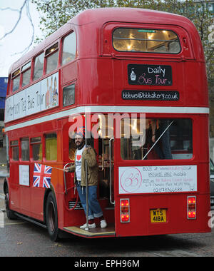 Mel B und X Factor Finalist Andrea genießen am Nachmittag Tee und Champagner während einer Tour durch London auf einer Route-Master-bus-Featuring: Andrea Faustini Where: London, Vereinigtes Königreich bei: Kredit-13. November 2014: Karl Pfeifer/WENN Stockfoto