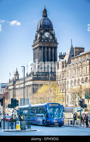 72 kurvenreich Bus, Headrow Leeds, West Yorkshire durch das Museum und die Stadtbibliothek mit Rathaus im Hintergrund Stockfoto