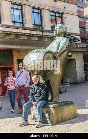 Headrow Leeds, Wahrzeichen, Mann unter brechen unter Bronzestatue des Mannes mit Bierfaß, West Yorkshire Stockfoto