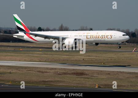 Emirates Boeing 777-300ER Landung am Düsseldorf International Airport Deutschland Stockfoto