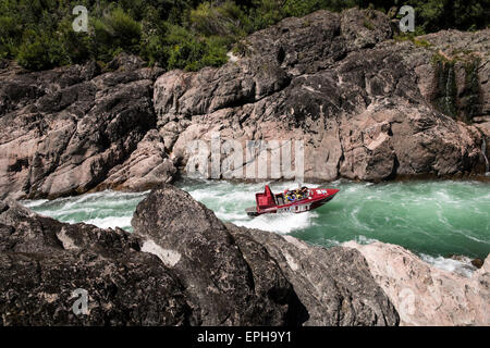 Buller Canyon Jetboot mit Touristen auf eine aufregende Fahrt durch eine felsige Schlucht am Fluss, Murchison, Neuseeland. Stockfoto