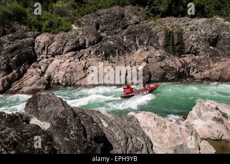 Buller Canyon Jetboot mit Touristen auf eine aufregende Fahrt durch eine felsige Schlucht am Fluss, Murchison, Neuseeland. Stockfoto