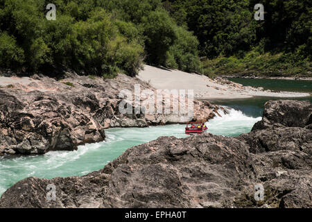 Buller Canyon Jetboot mit Touristen auf eine aufregende Fahrt durch eine felsige Schlucht am Fluss, Murchison, Neuseeland. Stockfoto