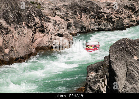 Buller Canyon Jetboot mit Touristen auf eine aufregende Fahrt durch eine felsige Schlucht am Fluss, Murchison, Neuseeland. Stockfoto