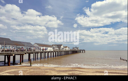 Southwold Pier an einem sonnigen Tag im Mai Stockfoto