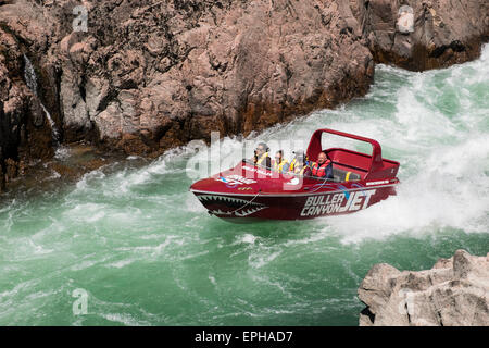 Buller Canyon Jetboot mit Touristen auf eine aufregende Fahrt durch eine felsige Schlucht am Fluss, Murchison, Neuseeland. Stockfoto