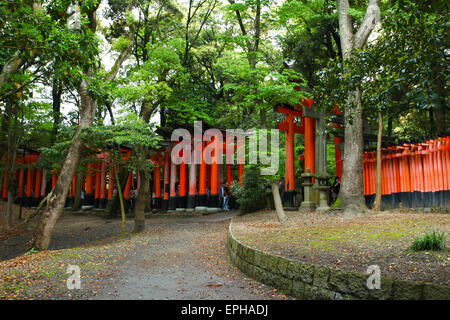 Japaner und Touristen geben Sie Fushimi-Inari-Schrein in Kyoto. Stockfoto