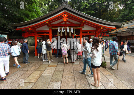 Japaner und Touristen geben Sie Fushimi-Inari-Schrein in Kyoto. Stockfoto