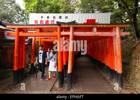 Japaner und Touristen geben Sie Fushimi-Inari-Schrein in Kyoto. Stockfoto