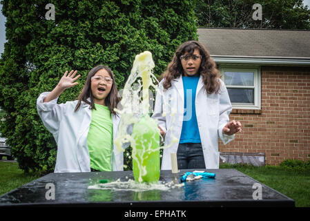 Zwei Mädchen im Teenageralter experimentieren mit Kombination von Mentos und Limonaden, was zu riesigen Explosion. Stockfoto